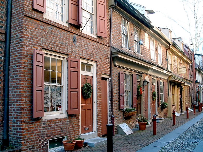 Elfreth’s Alley in Philadelphia features Federal-style homes and in referred to as “Our nation’s oldest residential street”, dating to 1702. By Busterfreak at English Wikipedia, CC BY 2.5, https://commons.wikimedia.org/w/index.php?curid=11565315